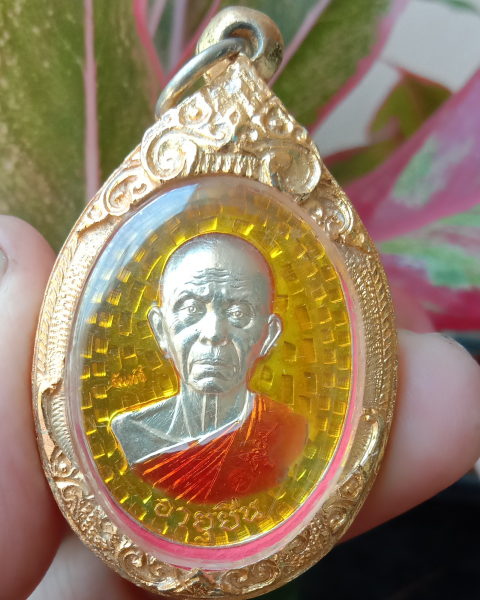 หลวงพ่อคูณ"อายุยืนสุคโต"เนื้ออัลปาก้าลงยาพร้อมกรอบไมคอนสวยสุดๆ