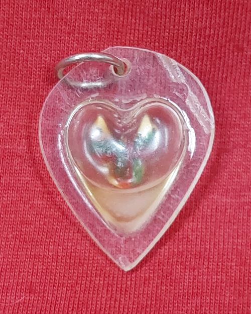 สาริกาลิ้นทอง เนื้อไม้แกะ แช่น้้้ำมันมนต์ เลี่ยมเดิมจากวัด