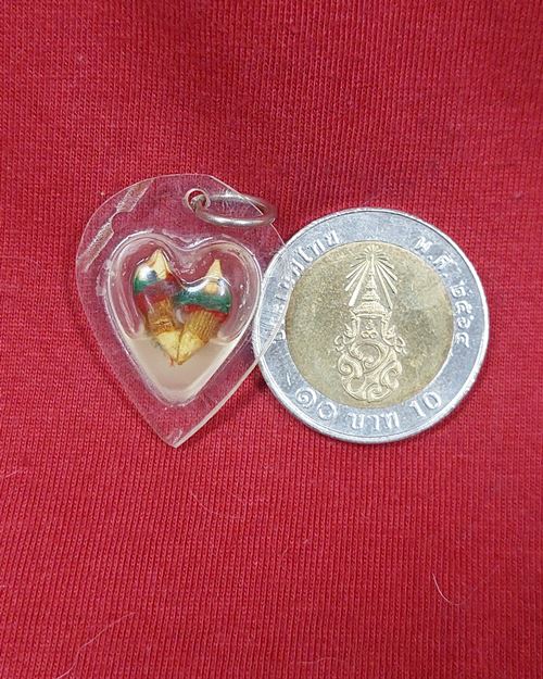 สาริกาลิ้นทอง เนื้อไม้แกะ แช่น้้้ำมันมนต์ เลี่ยมเดิมจากวัด