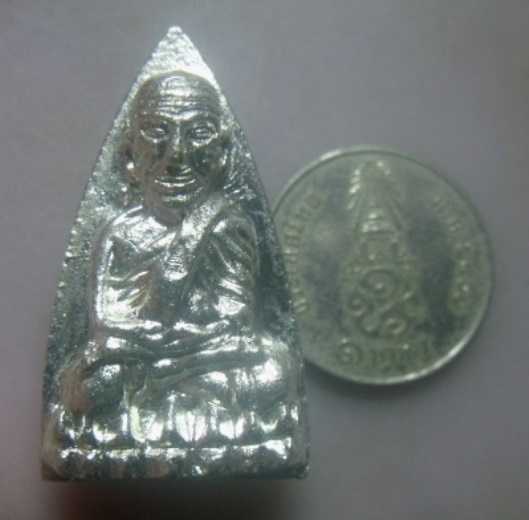 **เบาๆ**หลวงปู่ทวด พิมพ์เตารีด 2 หน้า (กรรมการ) เนื้อนวะพรายเงิน ตอกโค้ด คอจุด วัดบวรฯ ปี 2543** 