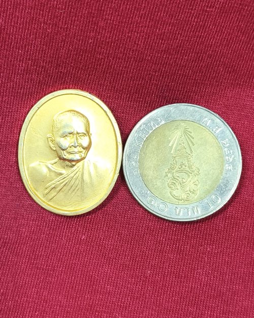 เหรียญหลวงปู่แหวน วัดดอยแม่ปั๋ง พิมพ์ใหญ่ กะไหล่ทอง ปี30 (พระราชทานเพลิงศพ)