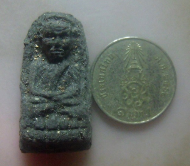 **เบาๆ**หลวงพ่อทวด พิมพ์พระรอดเนื้อว่าน หลังโรยผงสุวรรณมงคลฝังข้าวสารหิน วัดห้วยมงคล ปี ๒๕๔๙**สวยๆ