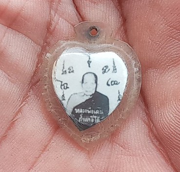 รูปถ่ายหลวงพ่อเคนหัวใจ ด้านหลังไทรตะกรุดสาริกาจัดไป 2 ชุด