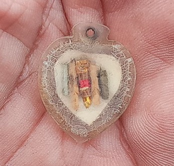 รูปถ่ายหลวงพ่อเคนหัวใจ ด้านหลังไทรตะกรุดสาริกาจัดไป 2 ชุด