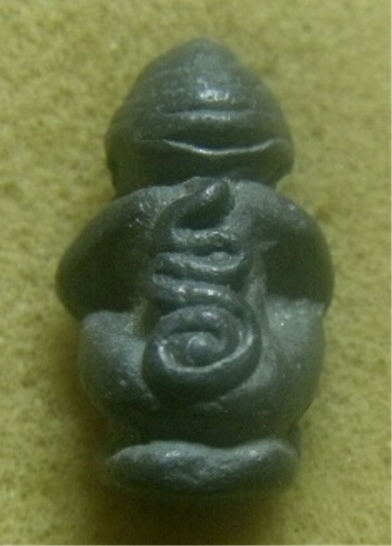 **เบา​ๆ​**พระปิดตาพิมพ์สอดเข่า หลังยันต์ เนื้อชินตะกั่ว เก่าๆ ไม่ทราบที่**เนื้อจัด สวยๆ เชิญชมครับ