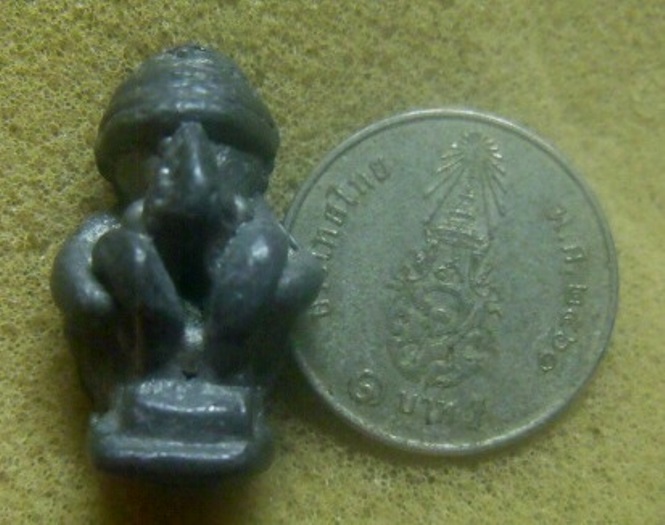 **เบา​ๆ​**พระปิดตาพิมพ์สอดเข่า หลังยันต์ เนื้อชินตะกั่ว เก่าๆ ไม่ทราบที่**เนื้อจัด สวยๆ เชิญชมครับ