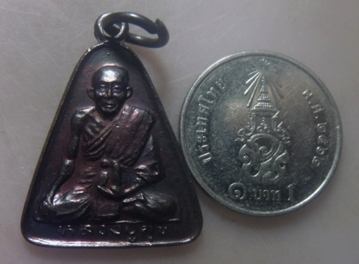 **เบาๆ**เหรียญจอบ หลวงปู่ศุข วัดปากคลองมะขามเฒ่า จ.ชัยนาท ปี ๒๕๓๕**หลังยันต์ สวยๆ