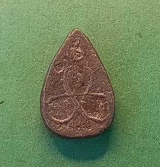 พระกลีบบัวตะกั่วหลังยันต์ หลวงพ่อปล้องวัดหลุมดิน จังหวัดราชบุรี