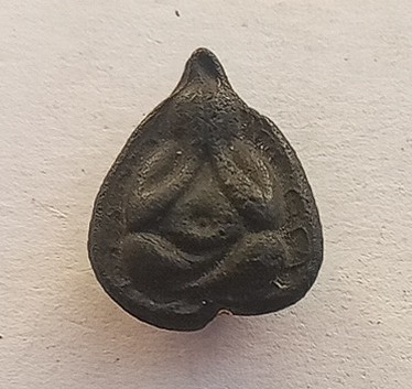 พระปิดตาใบโพธิ์เนื้อผงคลุกรัก ตะกรุดทองคำไม่ทราบที่