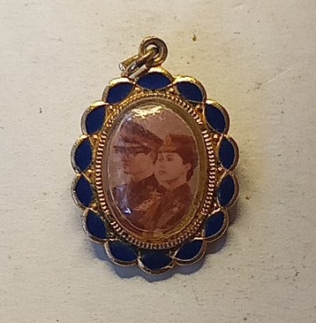 รูปถ่ายล็อกเก็ตในหลวงราชินี แจกลูกเสือชาวบ้าน กะไหล่ทองลงยา หลังเหรียญ