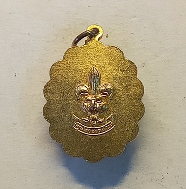 รูปถ่ายล็อกเก็ตในหลวงราชินี แจกลูกเสือชาวบ้าน กะไหล่ทองลงยา หลังเหรียญ