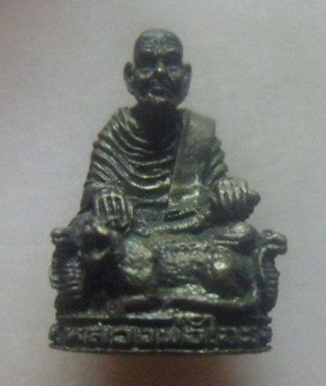 **เบา​ๆ​**รูปหล่ออุดกริ่ง หลวงพ่อไกร พิมพ์นั่งเสือ,งู วัดลำพะยา จ.ยะลา**สวยๆ เชิญชมครับ