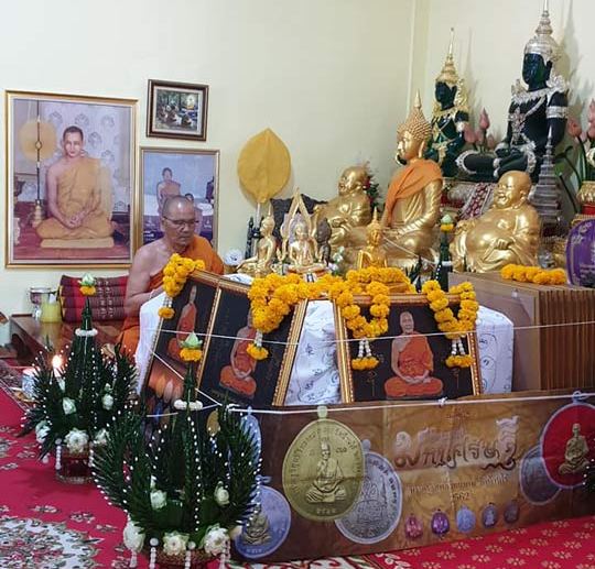 เหรียญมหาเศรษฐี โภคทรัพย์ หลวงพ่อทอง สุทฺธสีโล วัดบ้านไร่ นครราชสีมา ปี2562 เนี้อทองแดง เลข574+กล่อง