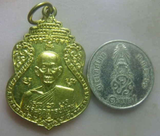 **เบาๆ**เหรียญพระอาจารย์แกะ วัดหนองกาน้ำ อ.พานทอง จ.ชลบุรี ปี ๒๕๒๕**สวยๆ