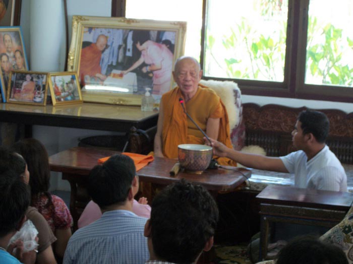 เหรียญรุ่นสร้างกุฏิ(นักกล้าม)หลวงปู่แผ้ว วัดรางหมัน จ.นครปฐม เนื้อทองแดง มีโค้ด พร้อมกล่องเดิ