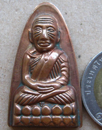 หลวงปู่ทวดหลังหนังสือใหญ่ เสาร์๕มหาสิทธิโชค ปี2553เลข6577 พ่อท่านเขียวปลุกเสก เนื้อทองแดง พร้อมกล่อง