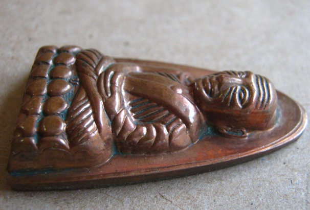 หลวงปู่ทวดหลังหนังสือใหญ่ เสาร์๕มหาสิทธิโชค ปี2553เลข6577 พ่อท่านเขียวปลุกเสก เนื้อทองแดง พร้อมกล่อง