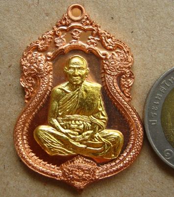 หลวงพ่อหวั่น วัดคลองคูณ พิจิตร ปี2558เลข61 รุ่นไพรีพินาศ ทองแดงหน้าทองทิพย์หลังเรียบ+จีวร+เกศา+กล่อง