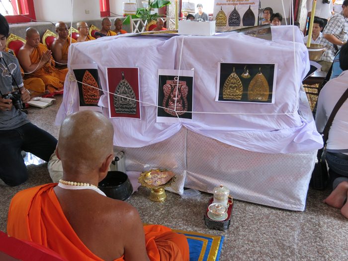 เหรียญพระพุทธชินราช รุ่นเจ้าสัวสยาม หลวงพ่อคง วัดกลางบางแก้ว นครปฐม ปี2555เลข2388 เนื้อทองเหลือง+กล่