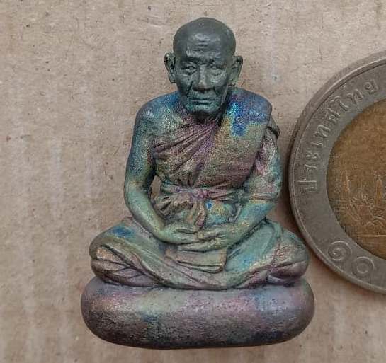 รูปเหมือนหล่อเบ้าทุบ เนื้อเหล็กน้ำพี้ หลวงปู่จันทร์หอม วัดบุ่งขี้เหล็ก อุบลราชธานี ปี57 เลข765+กล่อง