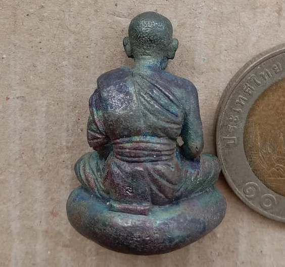 รูปเหมือนหล่อเบ้าทุบ เนื้อเหล็กน้ำพี้ หลวงปู่จันทร์หอม วัดบุ่งขี้เหล็ก อุบลราชธานี ปี57 เลข765+กล่อง