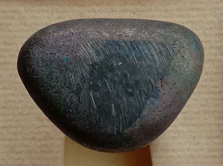 รูปเหมือนหล่อเบ้าทุบ เนื้อเหล็กน้ำพี้ หลวงปู่จันทร์หอม วัดบุ่งขี้เหล็ก อุบลราชธานี ปี57 เลข765+กล่อง