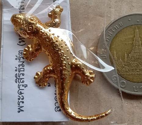 เข็มกลัด ตุ๊กแกมหาลาภ หลวงพ่อหล่ำ สิริธมฺโม วัดสามัคคีธรรม กรุงเทพ ฯ ปี2547 กะไหล่ทอง พร้อมใบคาถา