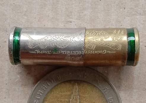 ตะกรุดลูกปืน พยัคฆ์สยบไพรี หลวงพ่อพัฒน์ วัดห้วยด้วน นครสวรรค์ ตะกรุดทูโทนลงยาเขียว เลข309+กล่อง