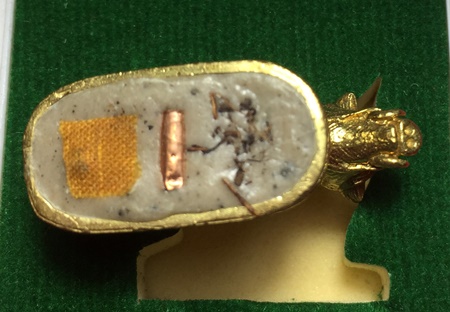 หมูมหามงคลคูณทอง หลวงพ่อคูณ วัดบ้านไร่ ปี2553 เนื้อทองทิพย์ ใต้ฐานอุดผงจีวรเกศา+ตะกรุด เลข3646+กล่อง