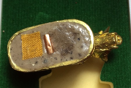 หมูมหามงคลคูณทอง หลวงพ่อคูณ วัดบ้านไร่ ปี2553 เนื้อทองทิพย์ ใต้ฐานอุดผงจีวรเกศา+ตะกรุด เลข6484+กล่อง