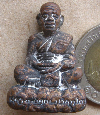 หลวงพ่อคูณ รูปหล่อเบ้าทุบฐานภูเขา สร้างครั้งแรก รุ่นอายุยืน วัดแจ้งนอก ปี2553 เนื้อนวะ เลข109+กล่อง