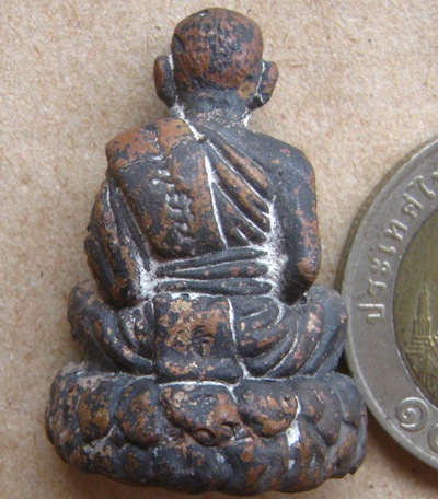 หลวงพ่อคูณ รูปหล่อเบ้าทุบฐานภูเขา สร้างครั้งแรก รุ่นอายุยืน วัดแจ้งนอก ปี2553 เนื้อนวะ เลข109+กล่อง