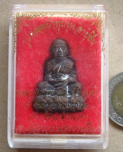 หลวงพ่อคูณ รูปหล่อเบ้าทุบฐานภูเขา สร้างครั้งแรก รุ่นอายุยืน วัดแจ้งนอก ปี2553 เนื้อนวะ เลข109+กล่อง