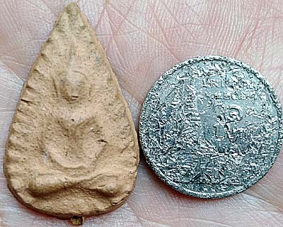 *กลีบบัวสมาธิ เนื้อดินเผา กรุวัดลิงขบ (บวรมงคล) กทม.*