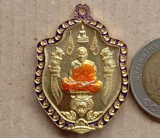 เหรียญมีดหมอคู่มหาบารมี หลวงพ่อพัฒน์ ปุญญกาโม วัดห้วยด้วน จ.นครสวรรค์ ปี2563 หมายเลข156+กล่อง