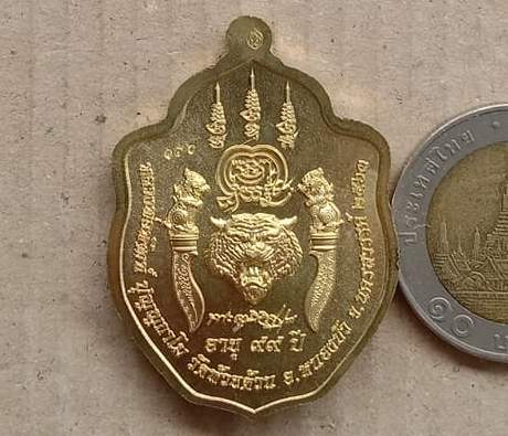 เหรียญมีดหมอคู่มหาบารมี หลวงพ่อพัฒน์ ปุญญกาโม วัดห้วยด้วน จ.นครสวรรค์ ปี2563 หมายเลข156+กล่อง