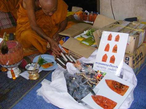 2in1 พระขุนแผนเทวาเรียกทรัพย์ เนื้อดินเคลือบ+เหรียญขวัญ หลวงปู่คำบุ วัดกุดชมภู จ อุบลราชธานี