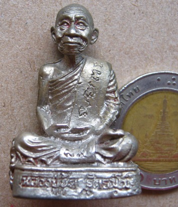 รูปหล่อหลวงปู่ขุ้ย วัดซับตะเคียน จ เพชรบูรณ์ เนื้ออัลปาก้า มีโค้ด