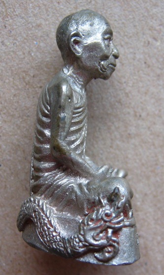 รูปหล่อหลวงปู่ขุ้ย วัดซับตะเคียน จ เพชรบูรณ์ เนื้ออัลปาก้า มีโค้ด