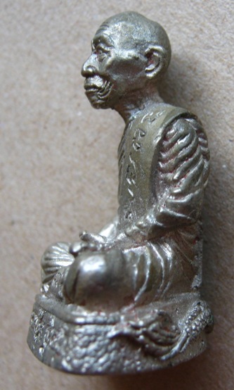 รูปหล่อหลวงปู่ขุ้ย วัดซับตะเคียน จ เพชรบูรณ์ เนื้ออัลปาก้า มีโค้ด