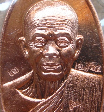 เหรียญแจกใบขี้เหล็ก เจริญพร รุ่นแรก หลวงพ่อคูณ ปี2557 เนื้อทองแดง หมายเลข2815 พร้อมกล่องเดิม 