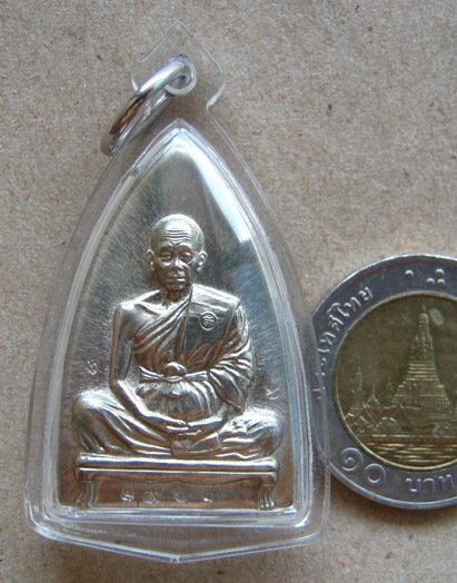 หลวงพ่อคูณ ปี2554เเลขเลข196 เหรียญเตารีดใหญ่ รุ่นพุทธคูณสยาม ออกวัดใหม่อัมพวัน เนื้ออัลปาก้า+ เลี่ยม