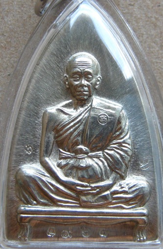 หลวงพ่อคูณ ปี2554เเลขเลข196 เหรียญเตารีดใหญ่ รุ่นพุทธคูณสยาม ออกวัดใหม่อัมพวัน เนื้ออัลปาก้า+ เลี่ยม