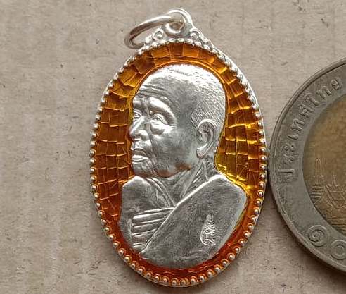 เหรียญหันข้าง หลังยันต์พุฒซ้อน หลวงปู่แผ้ว ปวโร จ.นครปฐม ปี2550 เนื้อเงินลงยา หมายเลข320