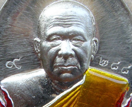 เหรียญห่วงเชื่อม รุ่นแรก หลวงพ่อแช่ม สำนักตะคร้อ นครราชสีมา ปี2558เลข288อัลปาก้า(ลงยาจีวร+โบว์)+กล่อ