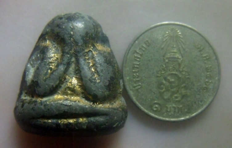 **เบาๆ**พระปิดตาหลังแบบ เนื้อผงใบลานลงรัก แห้งเก่า ไม่ทราบที่**เชิญชมครับ