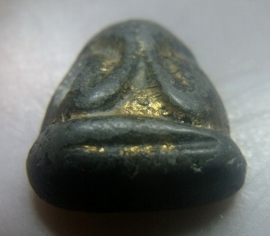 **เบาๆ**พระปิดตาหลังแบบ เนื้อผงใบลานลงรัก แห้งเก่า ไม่ทราบที่**เชิญชมครับ