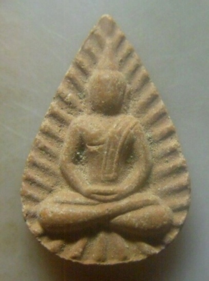 **เบาๆ**พระกลีบบัวรัศมี เนื้อดิน วัดบวรมงคล (วัดลิงขบ) กรุงเทพฯ**หลังยันต์ห้า สวยๆ