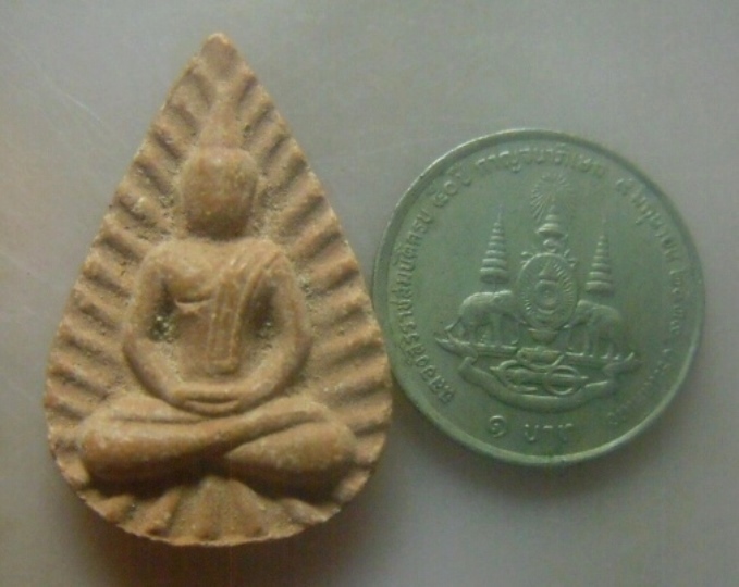 **เบาๆ**พระกลีบบัวรัศมี เนื้อดิน วัดบวรมงคล (วัดลิงขบ) กรุงเทพฯ**หลังยันต์ห้า สวยๆ