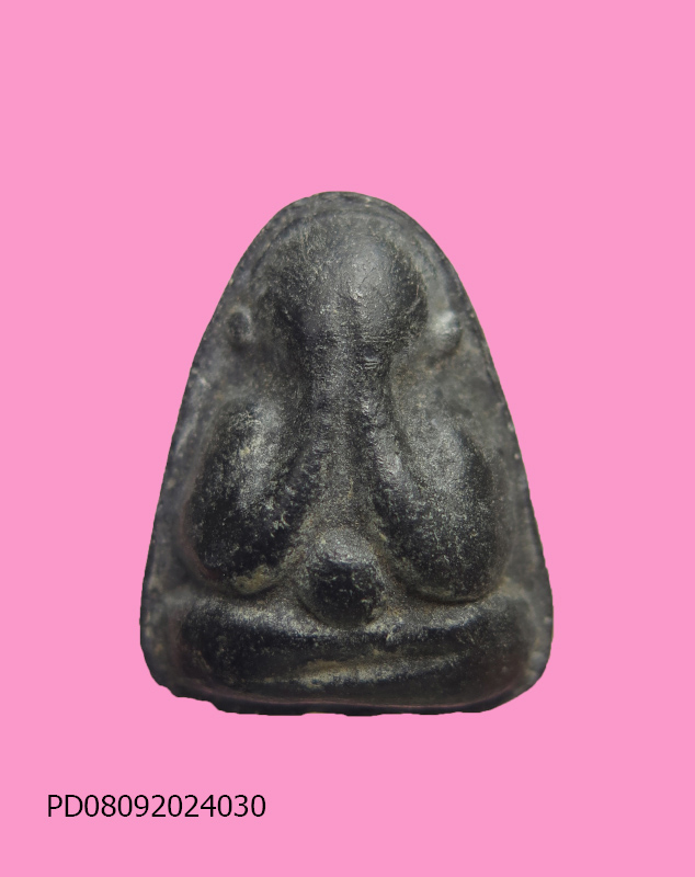 พระปิดตาเนื้อดำ หลังยันต์